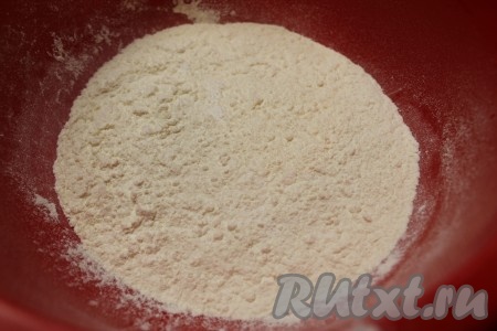 2. Муку, разрыхлитель и соль просеять в отдельную миску.
