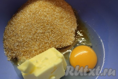 1. Сахар, яйцо и масло взбить до воздушной массы.