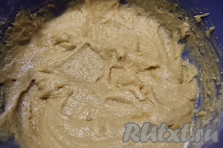 3. Постепенно всыпать мучную массу, чередуя со сметаной, в яичную смесь и хорошо перемешать.
