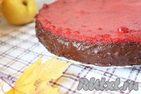 Вынуть пирог из формы и смазать шоколадом бока.
