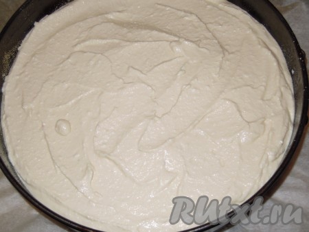 В это время подготовить творожный слой. Творог хорошо растереть, добавить яйца с сахаром (мёдом), ванилин. Перемешать, всыпать муку и манку. Вынуть форму из духовки, распределить творожную массу по поверхности полуготового теста. Отправить в духовку на 25 минут, уменьшив температуру до 175 градусов. Пирог вынуть и дать остыть.