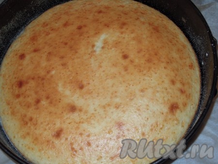 В смазанную маслом и присыпанную мукой форму выложить тесто и отправить в разогретую до 190 градусов духовку на 15 минут. Лучше брать разъемную форму, духовку разогреть заранее.