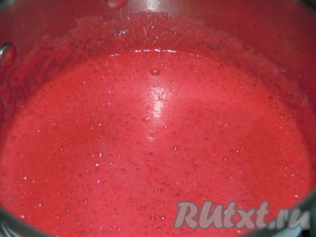 В это время вскипятить воду с сахаром, добавить 200 грамм брусники. Когда закипит, выключить, влить лимонный сок. Дать немного остыть, пюрировать блендером. В почти остывшую брусничную массу всыпать желатин (его лучше предварительно растворить в воде согласно инструкции на пакетике).