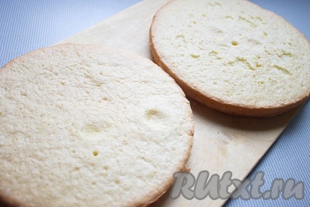 Готовые бисквиты достать, дать им немного "отдохнуть" в форме, затем переложить на деревянную доску или решетку и полностью охладить.
