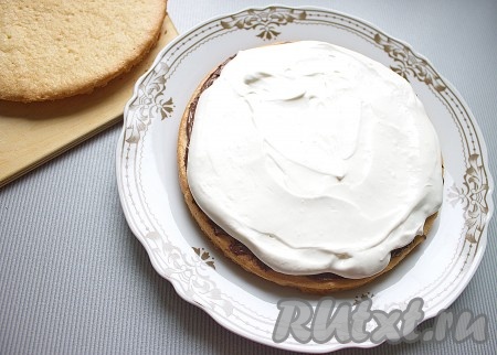 Сверху выложить половину взбитых сливок, разровнять.
