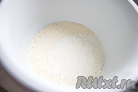 Постепенно всыпать просеянную муку с разрыхлителем, все перемешать до однородной массы без комочков. 
