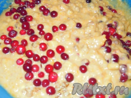 Добавить орехи и клюкву. Выложить тесто в смазанную форму для английских кексов (с дыркой) и отправить в заранее нагретую духовку.
