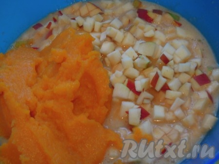 Отдельно смешать оба вида масла с сахаром, мёдом. Хорошо взбить. Добавить яйца, перемешать, влить кефир. Вмешать тыквенное пюре и яблоко. Всыпать постепенно мучную смесь.
