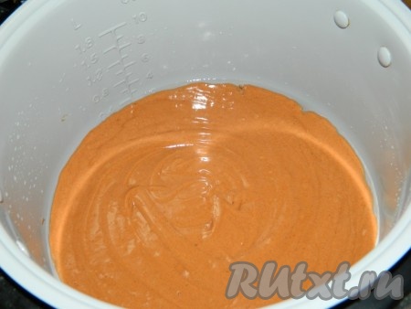 Итоговое тесто для шоколадного бисквита должно быть однородным, напоминающим сметану средней жирности. Добавляя муку, ориентируйтесь не на количество муки, а на консистенцию замешиваемого теста. Я выпекала бисквит в мультиварке, для этого бисквитное тесто нужно вылить в чашу мультиварки, смазанную маслом, и выпекать на режиме "Выпечка" 70 минут. Можно испечь бисквит в духовке, разогретой до 180 градусов, в течение 40-50 минут, предварительно вылив тесто в разъёмную форму, дно которой застелено пергаментом, а бока смазаны маслом. Для того чтобы проверить готовность шоколадного бисквита, нужно проколоть его сверху сухой зубочисткой, если после прокола на зубочистке не будет следов теста, значит выпечка готова.&nbsp;