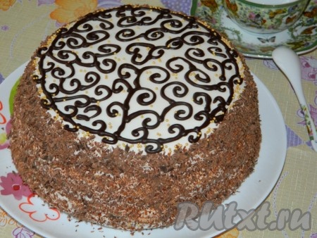 Готовый торт с черносливом и сметанным кремом украсить по своему усмотрению (бока я украсила натёртым на тёрке шоколадом, сверху сделала узоры из растопленного шоколада и разложила кондитерскую посыпку). Убрать торт в холодильник для пропитывания минимум на 3 часа.