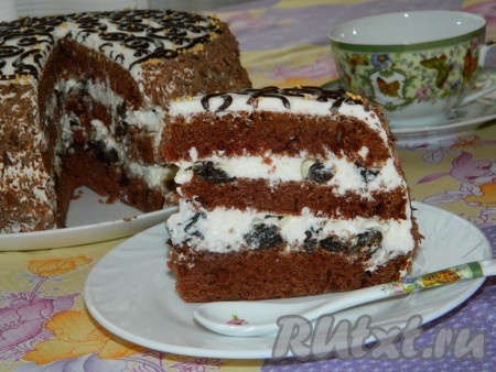 А вот как кусочек торта выглядит в разрезе. Сочетание пористого шоколадного бисквита, нежнейшего сметанного крема с кусочками чернослива делает этот торт очень вкусным!