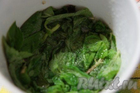 Лимон тщательно вымыть. Снять с лимона примерно 0,5 чайной ложки цедры (снимая жёлтую цедру, старайтесь не затрагивать, находящийся под ней белый слой). Из лимона выдавить 1 столовую ложку сока, влить в чашку с листьями мяты, растолочь с помощью пестика для специй (или чайной ложки).