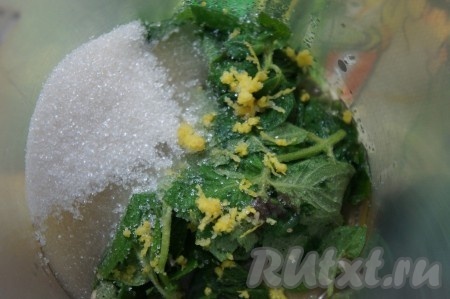 Переложить получившуюся мятную массу в чашу погружного блендера (или в глубокую ёмкость), добавить цедру лимона, всыпать оставшийся сахар. Измельчить погружным блендером до однородности.