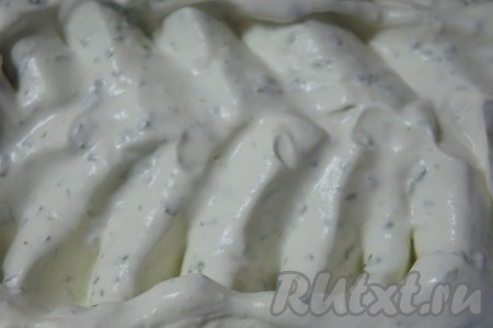 Переложить мятное мороженое в пластиковый контейнер и отправить в морозильную камеру до полного замерзания (на 2-4 часа). По мере застывания мороженого перемешивайте его каждые 30 минут.