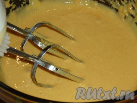 Хорошо перемешать тыквенное тесто миксером.