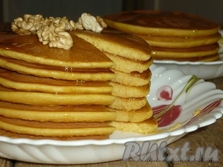 Сверху, по желанию, полить мёдом и посыпать орехами.