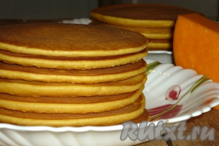 Пышные, аппетитные тыквенные панкейки, приготовленные из теста замешанного на молоке, сложить в аккуратную стопочку.