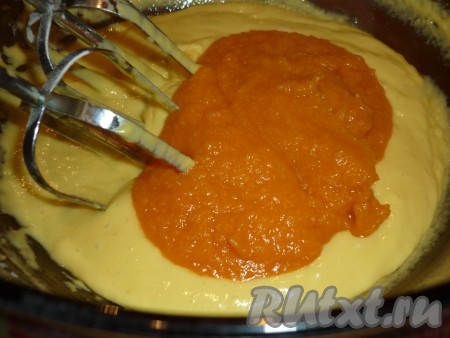 В тесто добавить тыквенное пюре.