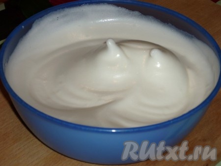 Белки с сахаром взбить миксером в крепкую пену.