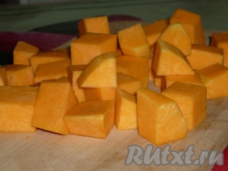 Для начала приготовим тыквенное пюре. Для этого грамм 300 тыквы, очищенной от кожуры и семечек, нужно нарезать на небольшие кубики, выложить на противень и запечь в разогретой духовке при температуре 180-200 градусов до мягкости (на это потребуется минут 35, готовая тыква должна легко прокалываться ножом). Продолжительность запекания зависит от сорта тыквы и толщины нарезки.&nbsp;