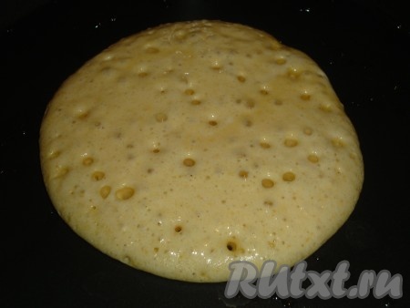 Жарить панкейк на среднем огне. Панкейк покроется сверху пузырьками (это говорит о том, что пришло время переворачивать).