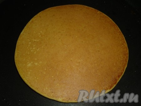 Перевернуть и обжарить до румяности с другой стороны. Таким образом из оставшегося теста, периодически его перемешивая, приготовить все панкейки из теста, замешанного из тыквы и молока.&nbsp;