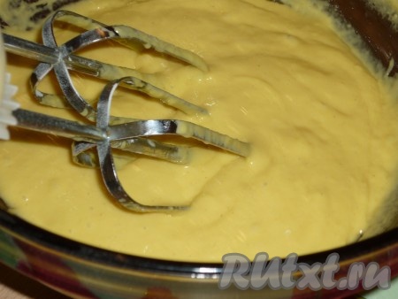 В смесь желтков и молока добавить муку, просеянную с разрыхлителем, щепотку соли и растительное масло. Влить оставшееся молоко, перемешать тесто миксером.