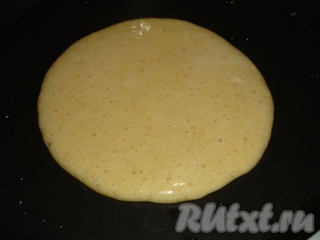 Хорошо разогреть сковороду. Тыквенные панкейки жарятся на сухой сковороде (не смазанной маслом), но если покрытие сковородки не очень качественное, тогда слегка смажьте сковороду растительным маслом. На хорошо прогревшуюся сковородку выложить 2-3 столовых ложки тыквенного теста в виде круглого блинчика.