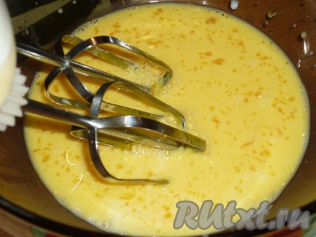 В желтки влить половину стакана молока и перемешать с помощью миксера до однородности.