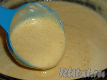 Вмешать белки в тыквенное тесто движениями столовой ложки снизу вверх. Тесто должно получиться однородным, воздушным, как на фото, более густым, чем обычное блинное тесто. Если вдруг тесто получилось жидковатым, аккуратно вмешайте ложкой ещё немного муки, добиваясь получения теста нужной густоты.