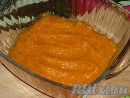 Достать запечённую тыкву, дать ей немного остыть, а затем измельчить погружным блендером до однородности. Для приготовления панкейков понадобится 200 грамм тыквенного пюре.