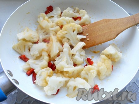 Затем в сковороду выложить цветную капусту. Перемешать с перцем и обжарить немного (минуты 4).
