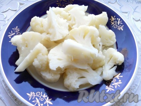 Капусту отварить в подсоленной воде 5-7 минут. Откинуть на дуршлаг, остудить, соцветия порезать пластинами.
