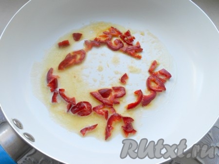 В сковороду поместить 30 грамм сливочного масла и порезанный мелкими кусочками сладкий болгарский перец. Обжарить на небольшом огне в течение 3-4 минут.
