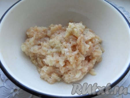 Очистить морковь, чеснок и две луковицы. Куриное филе перекрутить на мясорубке вместе с 1 луковицей, посолить и поперчить, тщательно перемешать.