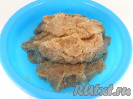 Далее фарш нужно очень хорошо перемешать, а затем отбить о дно миски (просто взять в руки и бросить в миску, повторить эту процедуру несколько раз). Благодаря отбиванию усилятся связующие свойства фарша и рулет будет хорошо держать форму.