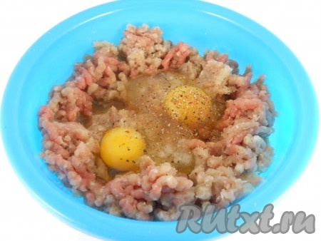 Заранее сварить вкрутую яйца (на варку с момента закипания воды потребуется 9-10 минут), затем их полностью остудить и очистить. Лук очистить, пропустить через мясорубку и добавить в фарш, сюда же разбить 2 сырых яйца, всыпать соль и смесь перцев.