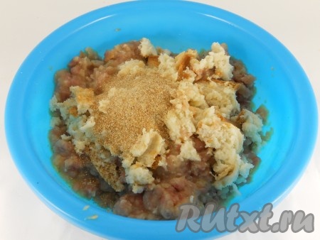 Белый хлеб замочить в молоке (или воде), оставить на несколько минут, а после этого отжать от лишней жидкости и выложить в миску с фаршем. В эту же миску всыпать панировочные сухари.