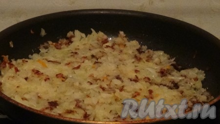 Лук обжариваю на растительном масле до золотистого цвета.
