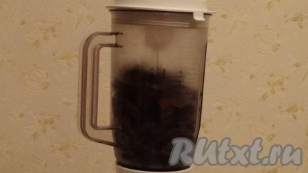 Отдельно тушу морковь в сковороде под крышкой до мягкости. Отваренные грибы откидываю на дуршлаг, а затем перемалываю в блендере.