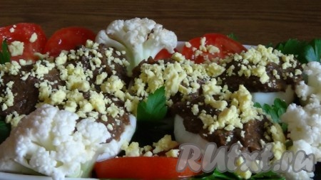 Всё хорошо перемешиваю и добавляю молотый черный перец и паприку. Яйца отвариваю вкрутую, разрезаю пополам, вынимаю желток и фарширую грибной икрой. Украшаю блюдо овощами, желтком и зеленью.
