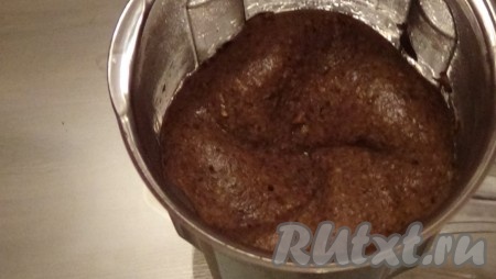 Отваренные грибы откидываю на дуршлаг, а затем перемалываю в блендере.