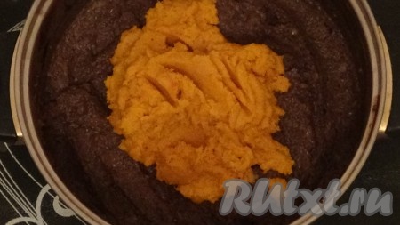 Готовую мягкую морковь также, как и лук, перемалываю в блендере и добавляю в грибную икру.
