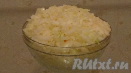 Пока грибы варятся, мелко нарезаю лук и натираю на крупной терке морковь.