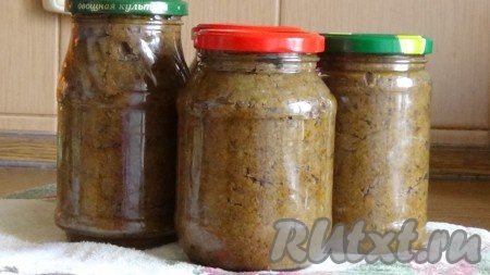 Грибную икру можно приготовить и закатать в небольшие банки на зиму. Банки для грибной икры вымыть, обдать кипятком. Сложить икру в банки и пастеризовать 30 минут вместе с крышками (не закрученными).

Вот в таком виде будет храниться грибная икра у меня в кладовочке. Использую грибную икру не только как закуску, а еще и как начинку для пирожков, добавляю в соус к жареному мясу или курице, да и просто на бутерброд. Зимой открою баночку, напеку пирожков и блинов с грибной икрой. Будем всей семьей лакомиться и вспоминать тот осенний, погожий денек, подаривший нам такую красоту и вкуснятину.