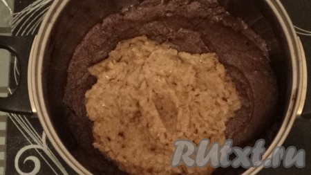 Также в блендере перемалываю жареный лук и добавляю к грибному пюре.
