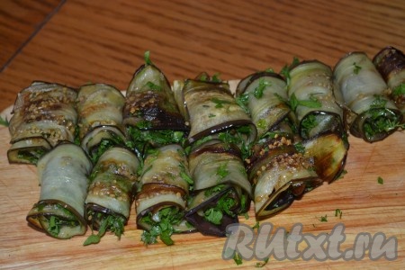 Сворачиваем в рулетики.
