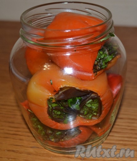 На дно чистой простерилизованной банки кладем лавровый лист и душистый перец, а сверху - наши фаршированные перцы.
