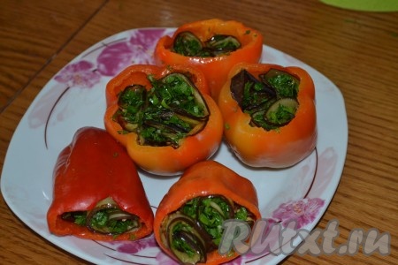 Этими рулетиками из баклажанов фаршируем отваренный болгарский перец.
