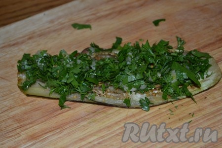 Выкладываем на пластины баклажанов зелень с чесноком.
